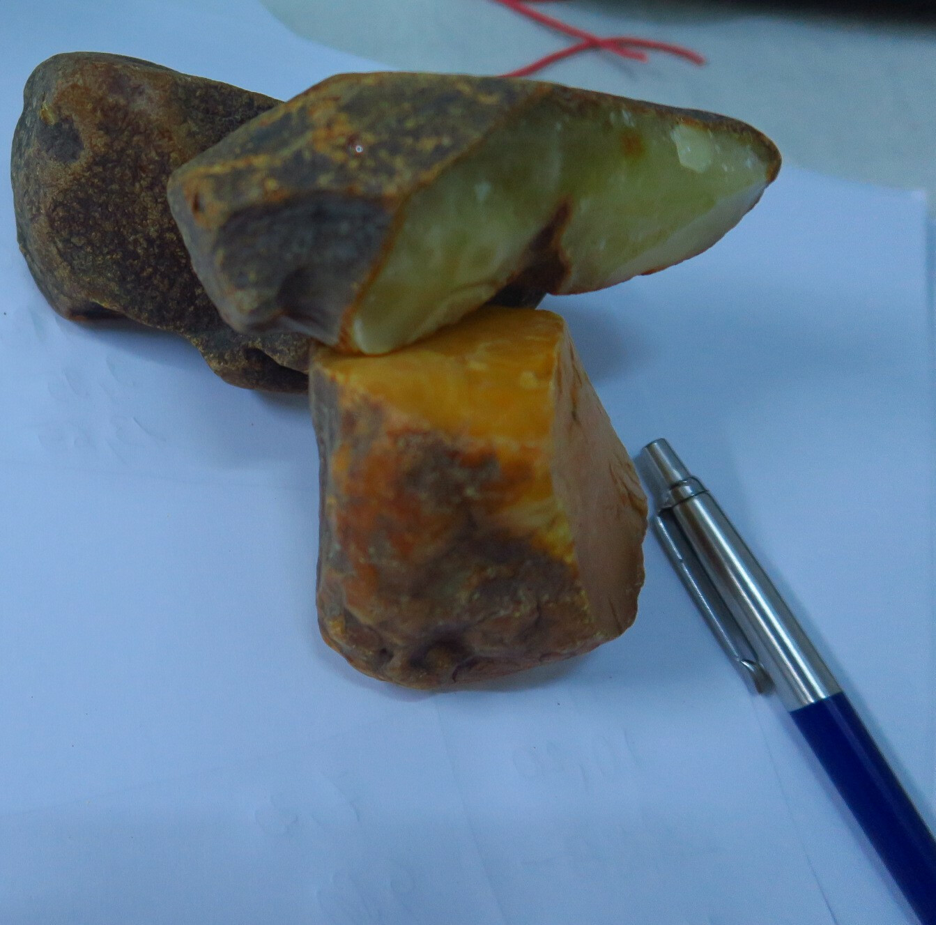 NEADJUDECAT - LOT 17 – 8,75 kg chihlimbar neprelucrat de diferite mărimi și culori